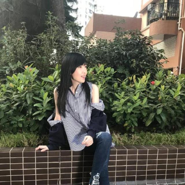 晒晒周慧敏在加拿大的豪宅,生活很节俭,家里装修连吊顶都没有