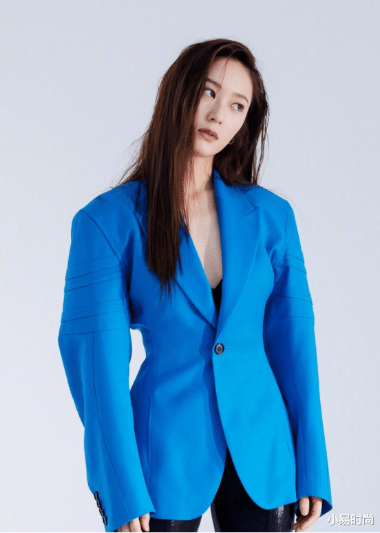 郑秀晶|郑秀晶简直就是画报女神！最新美照飒气十足，直线条正装超A