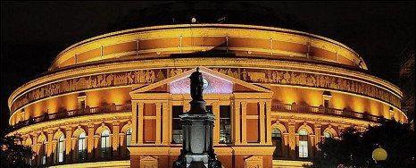 菲利普亲王|做英国女王替身34年,她一分不取,气质像到连女王丈夫都牵错手