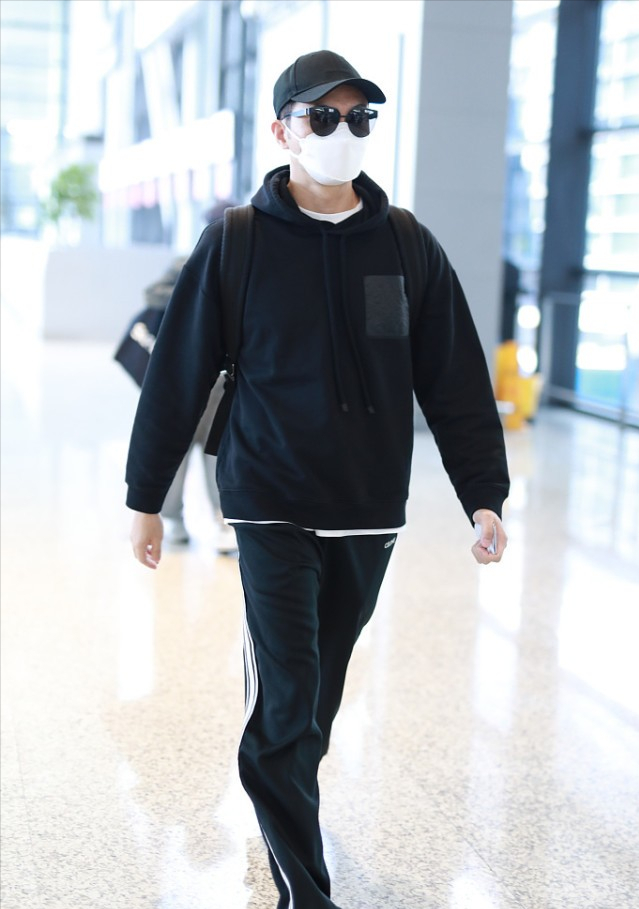 袁咏仪|袁咏仪儿子高过老公了！身材单薄但很阳光，一家三口同框太养眼