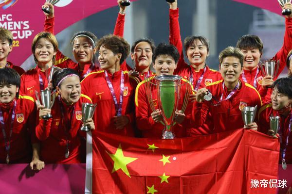 赵丽娜|恭喜中国女足！31岁国脚登杂志封面，因挺胸照爆红，至今还是单身
