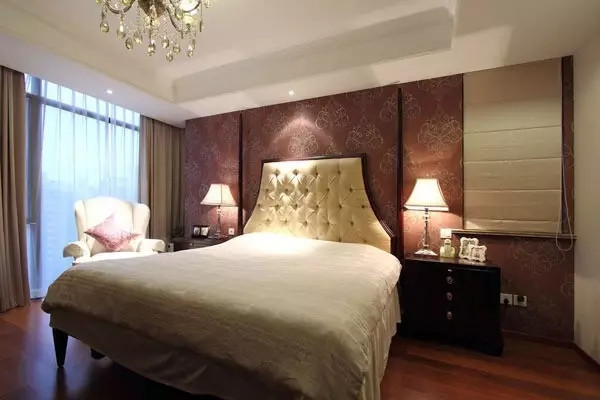 136平欧式三居室，卧室古典的珊瑚红背景墙营造浪漫的居室氛围