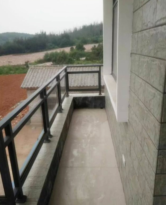 朋友花50万回农村盖新房,全村最豪华,但是倒找钱我都不敢住!