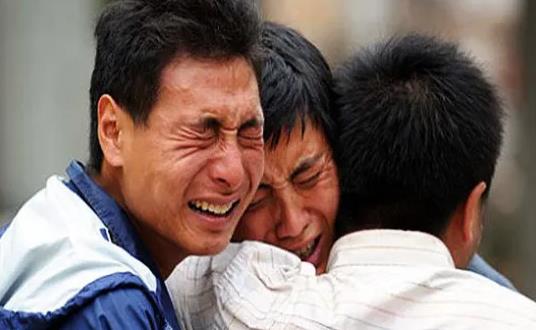 2006年,四川4岁女童母亲失踪父亲失联,独自照顾无法自理的爷爷