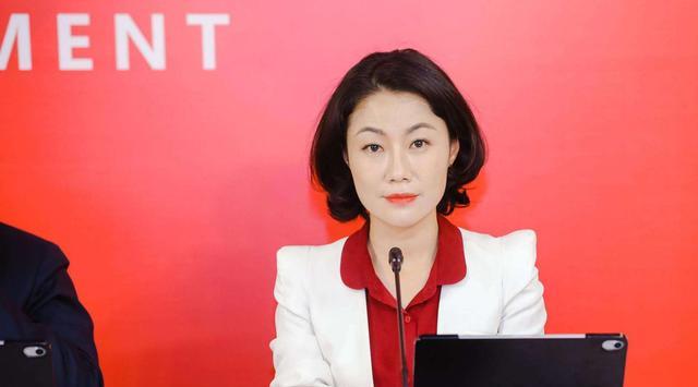 秘书|万科“金牌女秘书”朱旭,年薪849万,47岁像少女,为何仍单身?