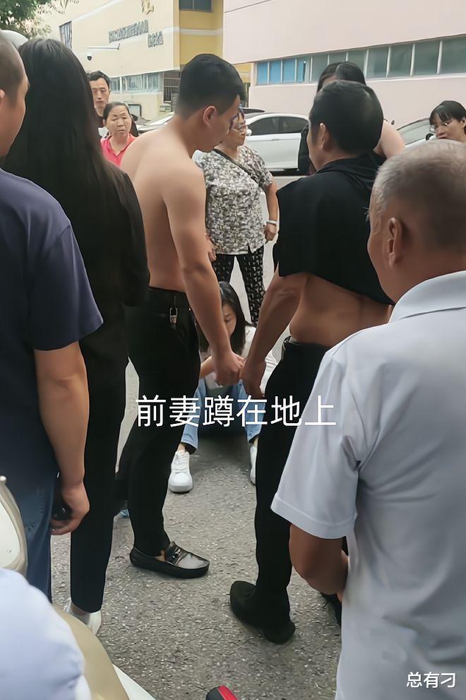 ?江苏:前妻和现任大打出手,男子无奈站一旁,剪不断理还乱