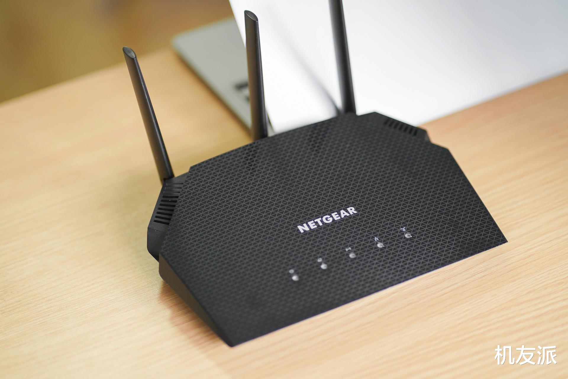 路由器|降维打击!网件RAX10 Wi-Fi 6电竞路由器,真的很稳定