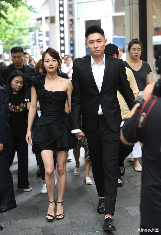 穿衣搭配 张嘉倪给自己打扮成贵妇,镂空上衣配红唇明艳大气,发型有点显老