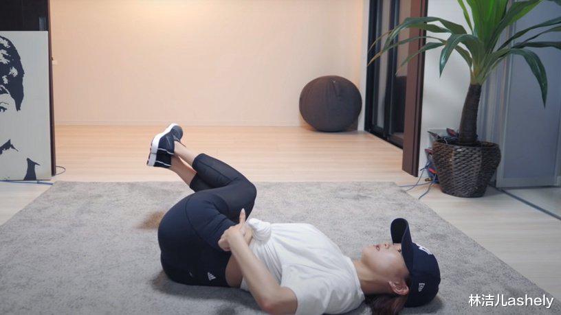 明星|女明星身材也那么卷？晒马甲线out了，现在流行像金晨这样晒腹肌