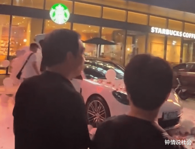 河北一夫妻结婚10周年,丈夫送百万车礼:谢谢你嫁给一无所有的我