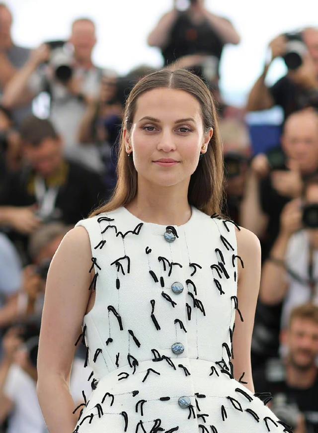 |20位女星戛纳红毯比拼，外国女星勇敢放飞，陈法拉汤唯内敛取胜