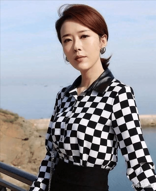 隔离 永远的“嫦娥”颜丹晨，穿裙装优雅气质，值得40+女人借鉴