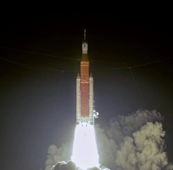 NASA局长称会先于中国重返月球,网友称超越美国是早晚的事
