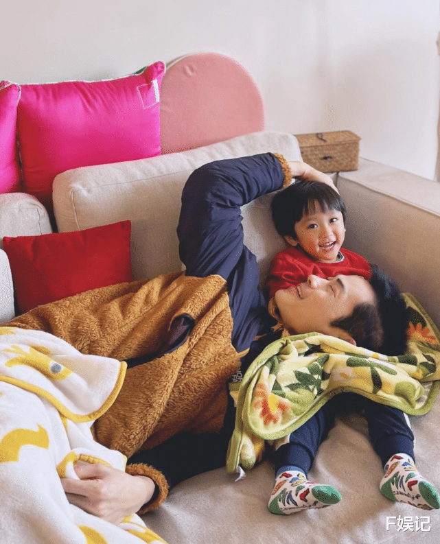 郑嘉颖|郑嘉颖继续停工在家陪儿子 抱着大儿子父子俩一起摆同款手势合影