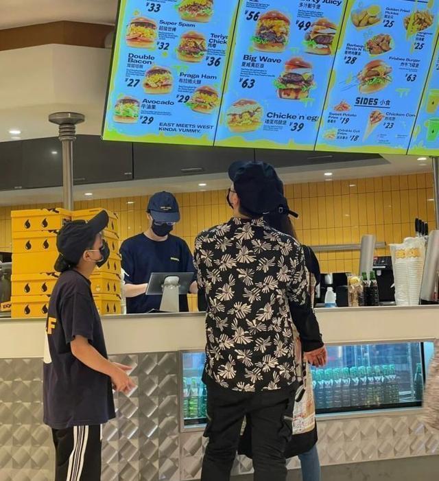 潘玮柏|潘玮柏宣云逛街被偶遇,身材发福肚腩突出,与粉丝合影暴露身高