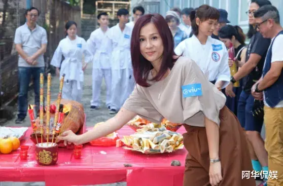 李小冉|承认了!车内激吻20分钟,肚子都三个月大了