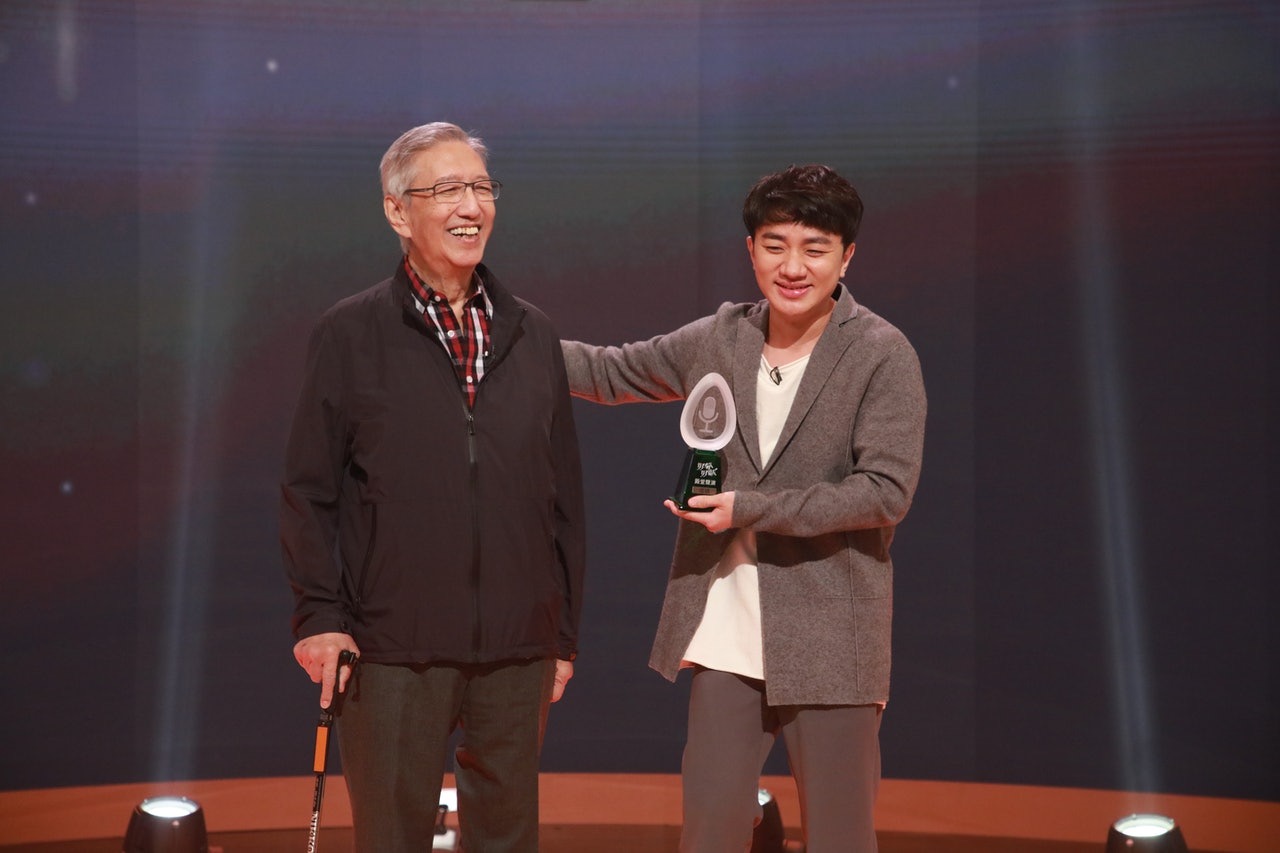 卢雄|“星爷御用配角”卢雄设灵,王祖蓝痛失恩师,携妻李亚男送花牌悼念