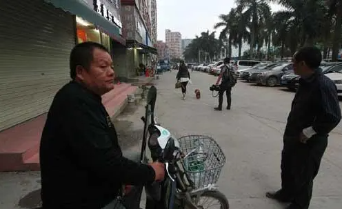 “吃个饭,居然被砍伤?”,广东深圳,某餐厅,44岁男子黄某正在用餐