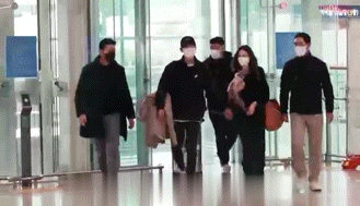 王力宏|新婚妻子挺孕肚陪宋仲基出国拍戏，出动多名保安筑人墙保护宋太太