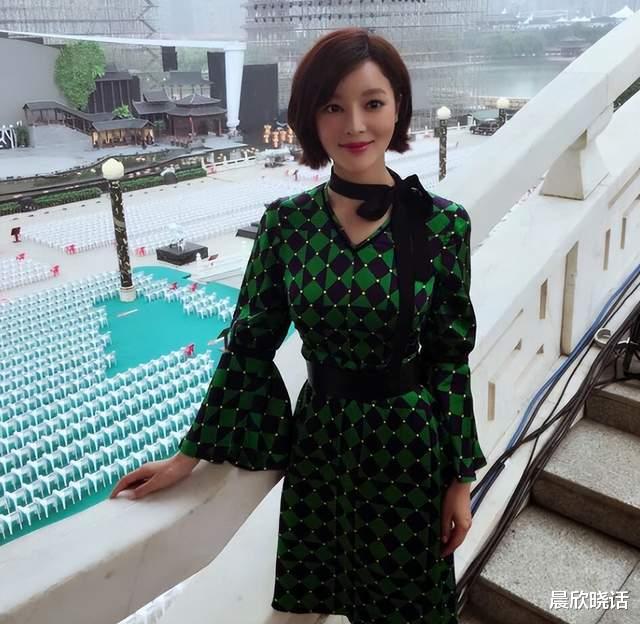 胡蝶|央视名嘴胡蝶：31岁闪婚二嫁陆川，婚后长期分居，她真的幸福吗？