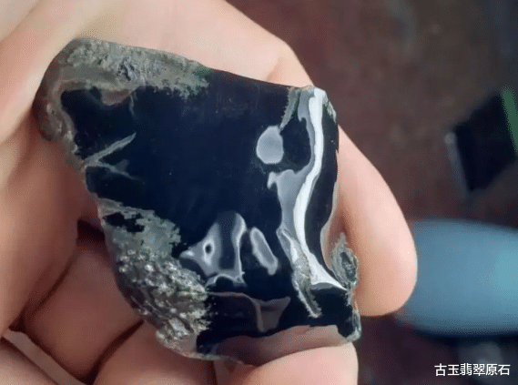 翡翠|一块鹌鹑蛋般大小的翡翠原石，拿去抛光打磨了一番，成品竟出奇的吸睛！