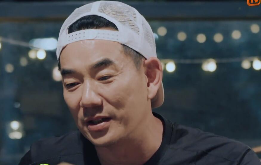 任贤齐|任贤齐罕见曝光儿子照片,称接送放学被嫌弃,带娃骑行打破代沟