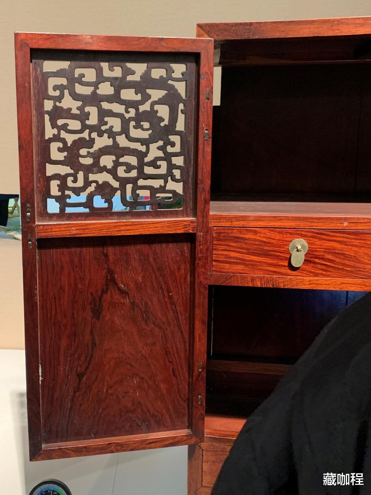 |背面、底部髹黑漆，黄花梨方材圆角柜207万成交