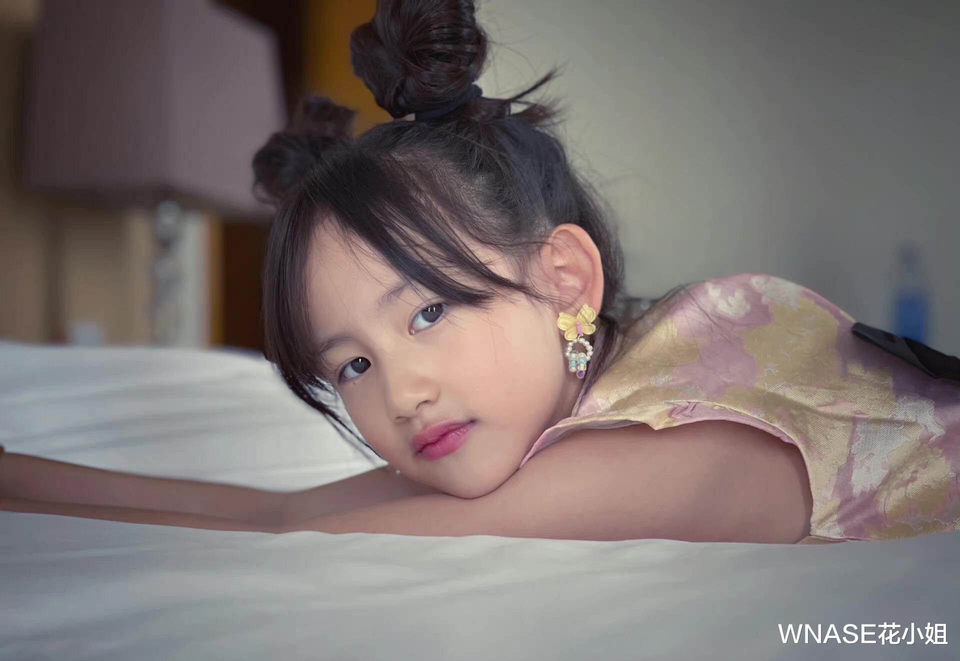 黄磊 黄磊二女儿精致露面,9岁已气质惊人,穿旗袍涂红唇一点都不违和