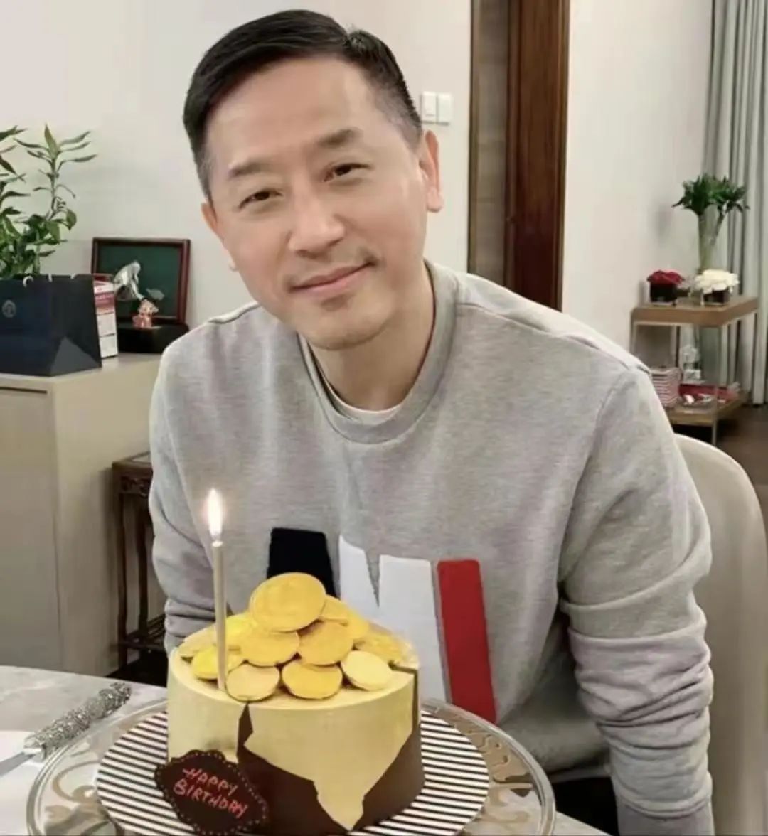 唐鹤德|张国荣挚爱63岁唐鹤德近况,虽已两鬓斑白,却仍帅气依旧