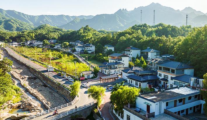 游江河|深山一条路串起四个村，家家改造房舍建康养小镇，很多人跑来避暑