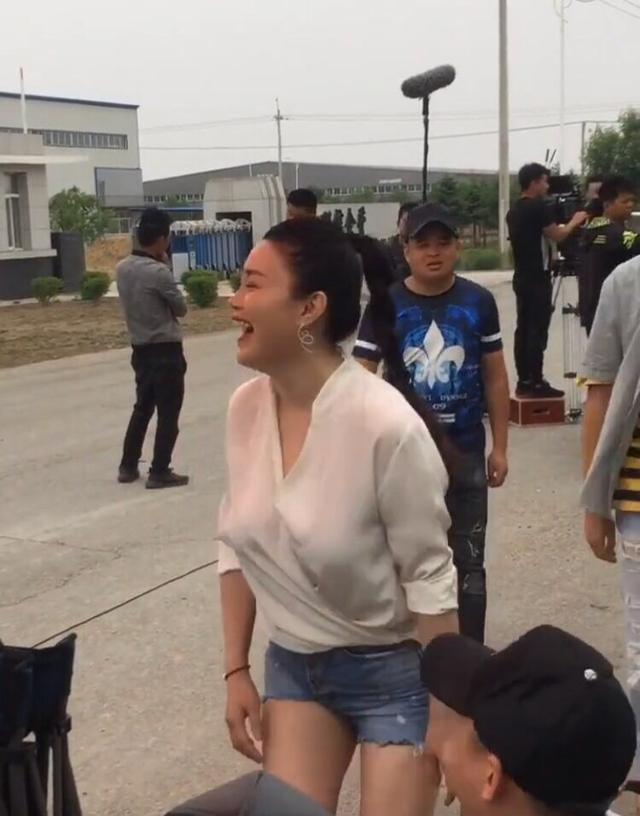 关婷娜|40岁关婷娜新戏开机，开300万大G去往片场，身材耸立贼有大姐范儿