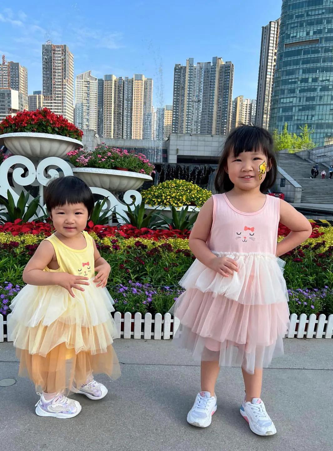 王祖蓝|李亚男晒一家四口出游照,搭地铁出行接地气,一人抱一娃幸福满满