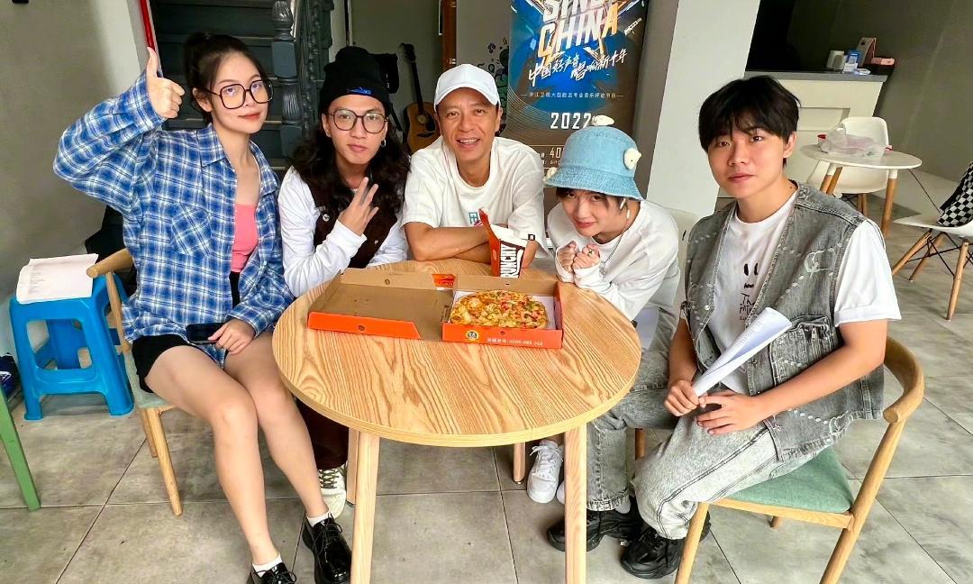 李克勤|李克勤晒与学员合影,表示快搬到录音棚住了,不见蝶长、苏凡钧