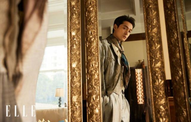 胡歌|鎏光灯熠,镜映真我!胡歌镜像氛围大片展多面魅力