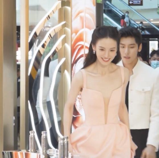 金晨|三亚：金晨参加活动，皮肤白皙锁骨明显，“相机都拍不出那感觉”