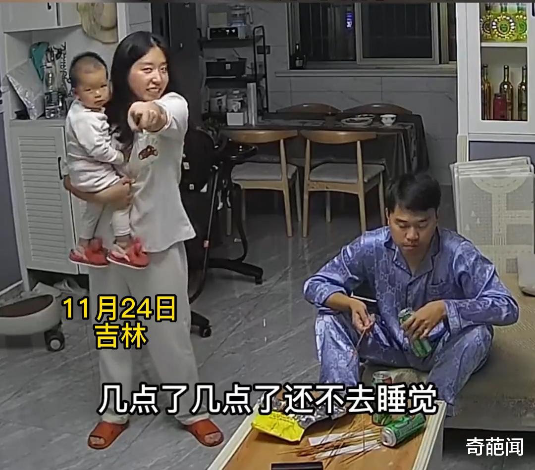 男子深夜看世界杯被妻子训斥,最后委屈得快哭了!网友:相互理解