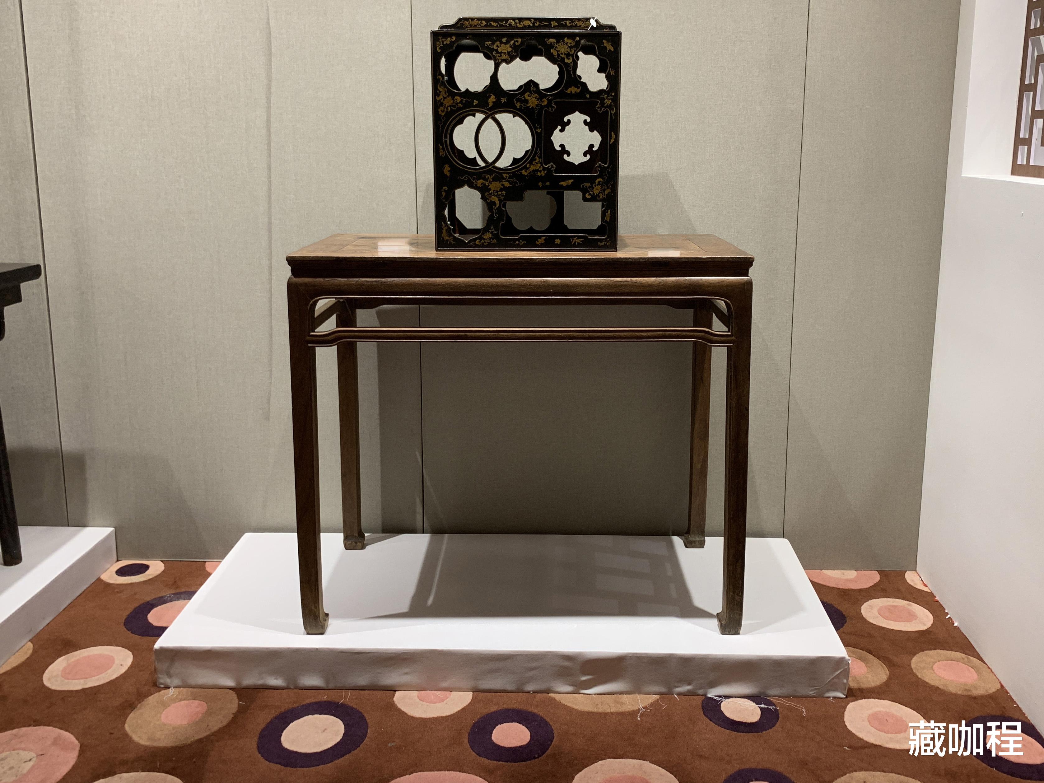 |黄花梨条桌不罕见，加两个抽屉就变得唯一