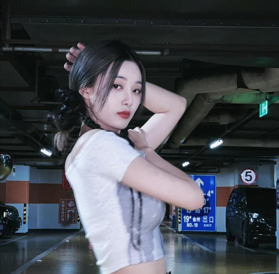 黄子韬|多个媒体拍到黄子韬带徐艺洋去吃韩餐，网友：这个嘴电钻都钻不开