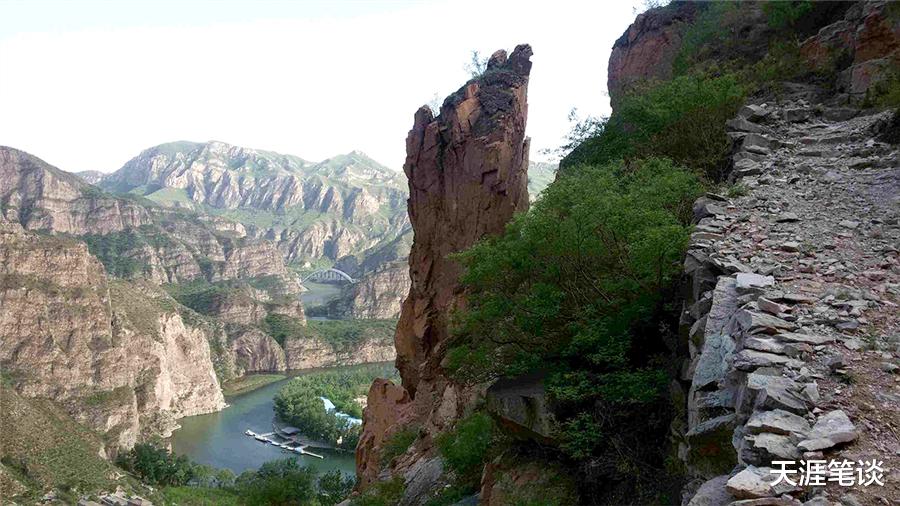秦岭|这里美得令人心醉，风景撩人珍珠湖，铁路拱桥架南北