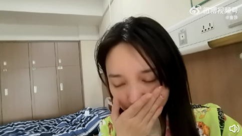 金莎|金莎确诊后露面报平安,贴着药膏一脸疲态,称头疼咳嗽喉咙不舒服