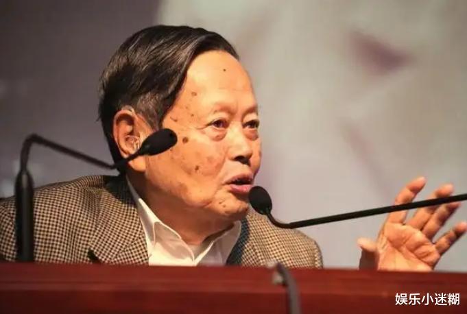 杨振宁|100岁杨振宁家庭合影被公开,73岁岳母罕出镜,与女婿同框很和谐