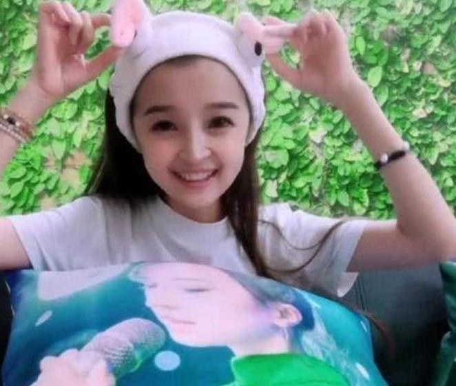 1米3“袖珍女孩”走红,自信乐观颜值高,只看单人照还以为是1米7