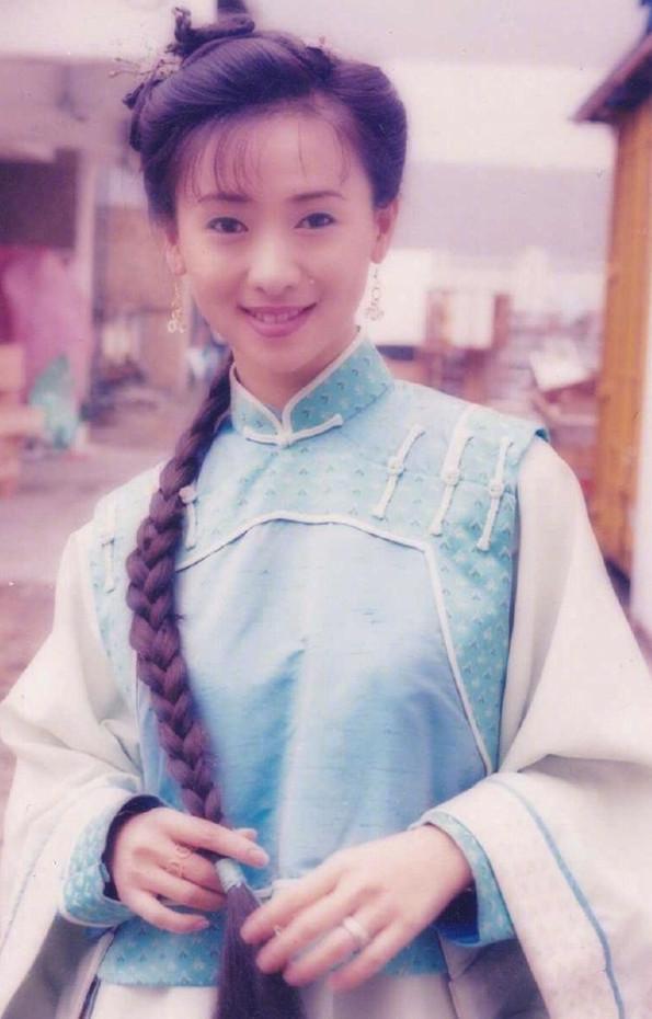 翁虹|性感女神，与丈夫相识4个月闪婚，今晒婚纱照庆结婚15年，甜蜜