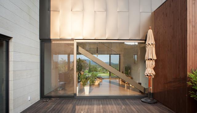 难怪这么多人吵着要回农村盖自建房,就冲这么大的院子,我也心动