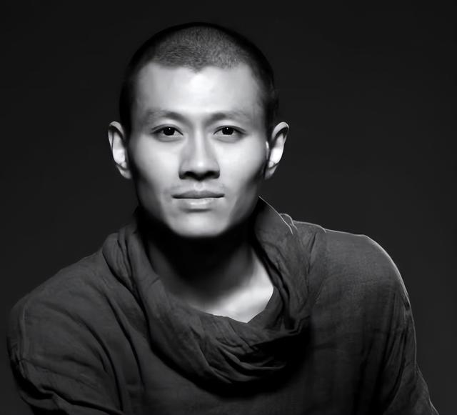 王艳|杨丽萍舞伴王迪离世,享年44岁,撇下妻子和2孩从39楼跳下