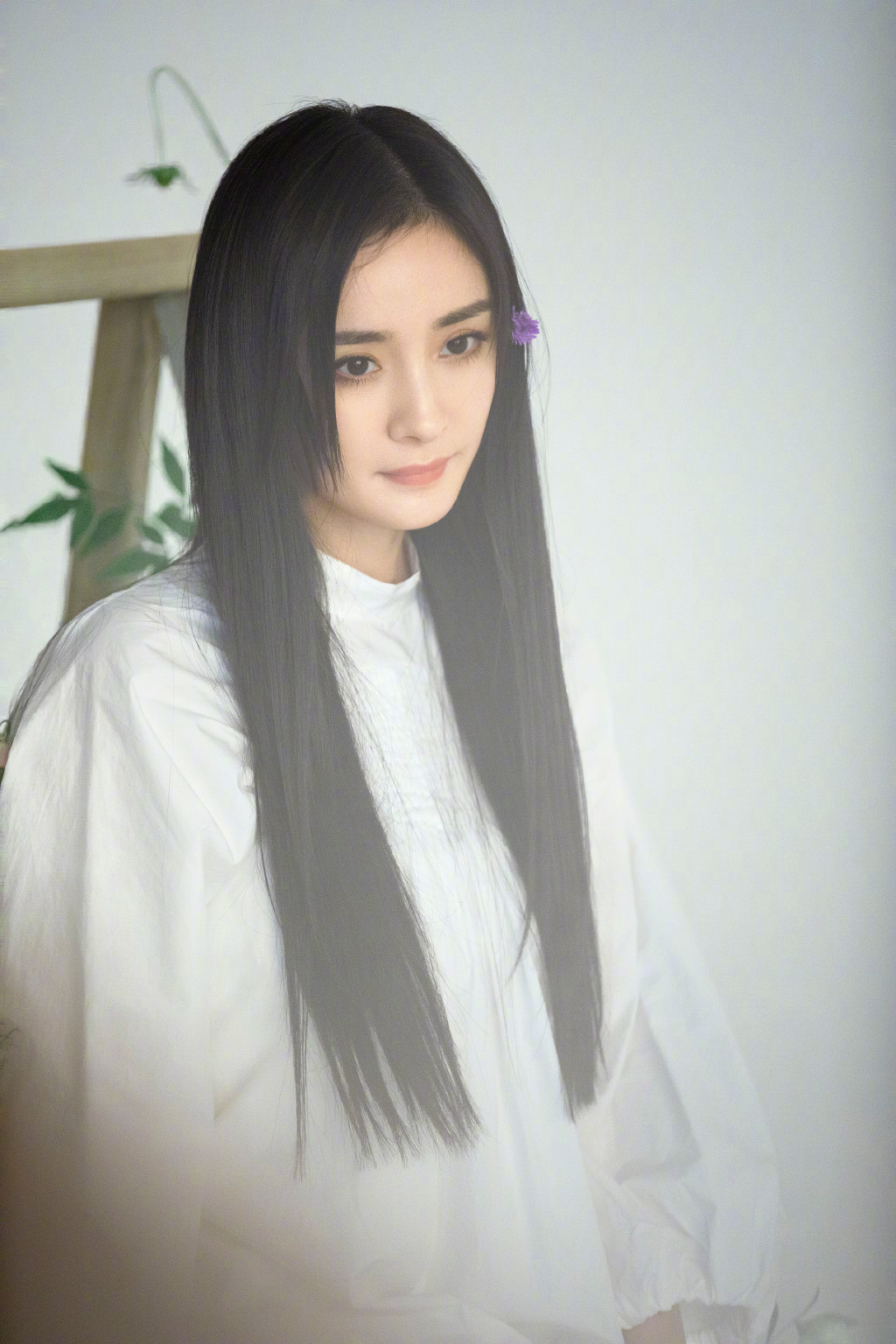 杨幂|杨幂穿白色衬衫裙 微微一笑清纯可人