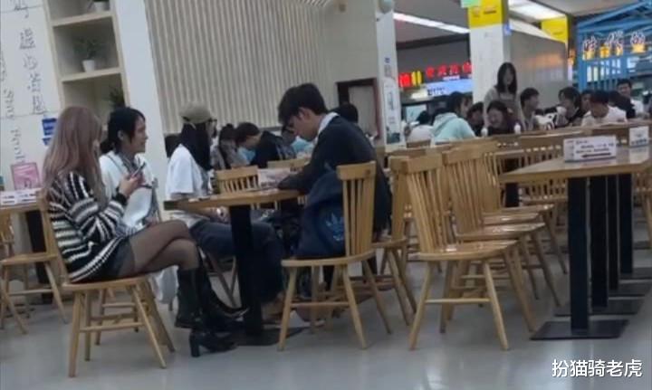 大学生谈3个女朋友被发现,3个女孩在食堂逼他下跪、扇自己耳光
