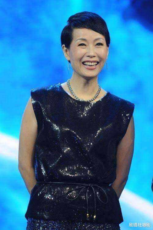 叶童|58岁叶童一头金发亮相,自曝穿迷你裙遭围攻,感慨被贴年龄标签