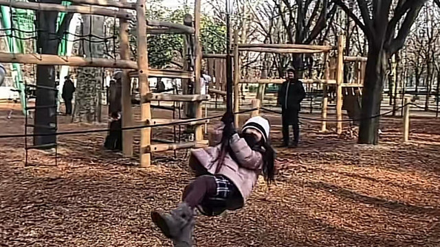 罗嘉良|罗嘉良一家罕同框！9岁女儿五官精致太好看，与父母打雪仗很温馨！