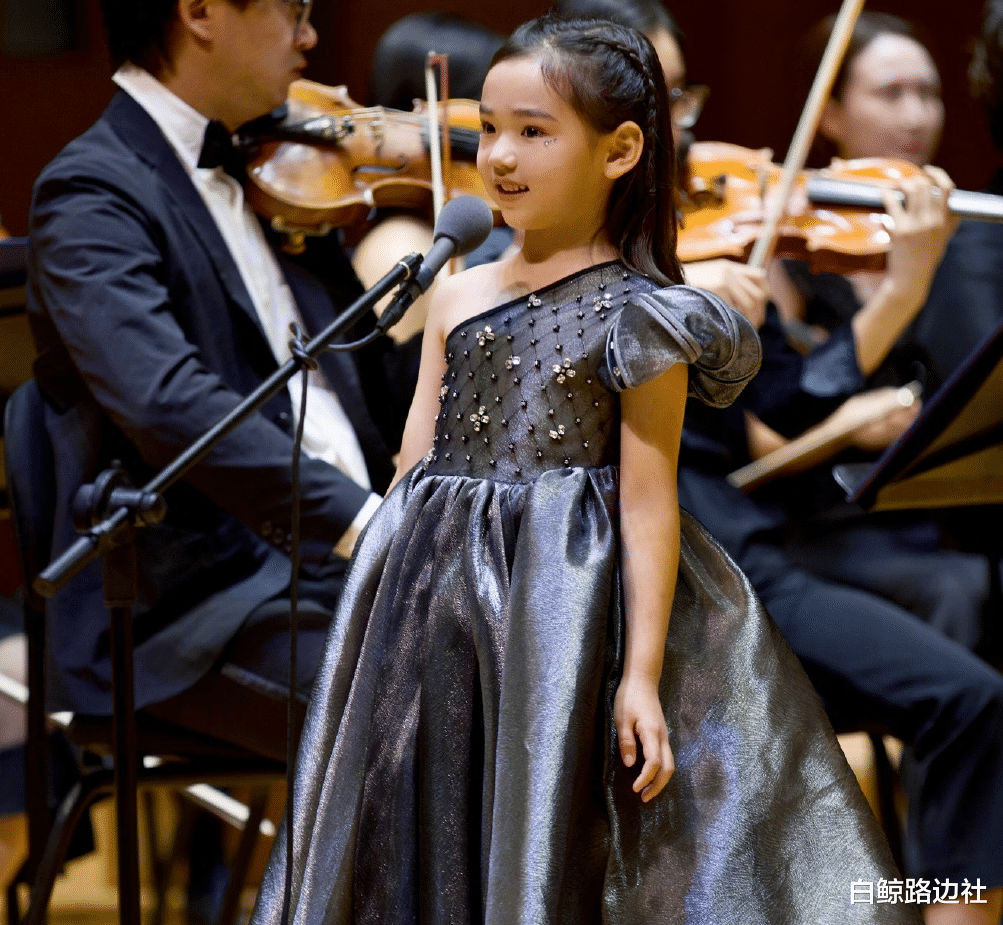 董璇|43岁董璇近照引热议!小腹突出明显疑怀孕,和小11岁绯闻男友稳定